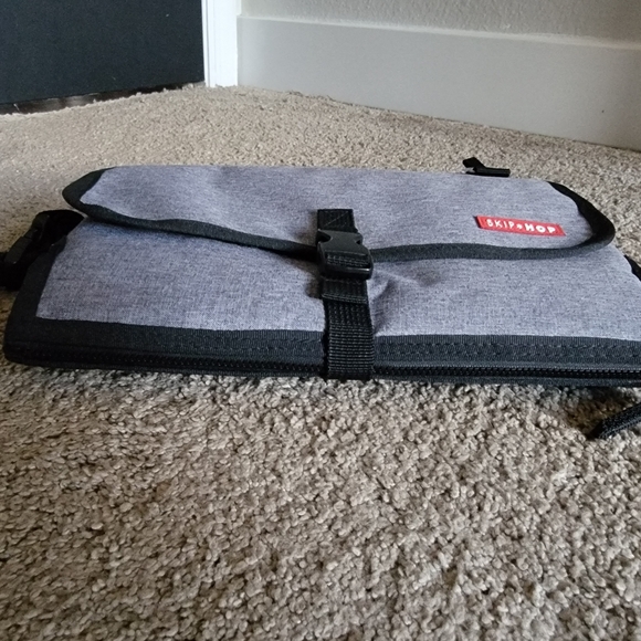 Pronto Signature Changing Station by Skip Hop in heathered gray - Picture 3 of 10